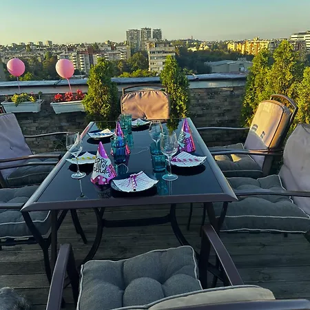 Penthouse Lola New アパート